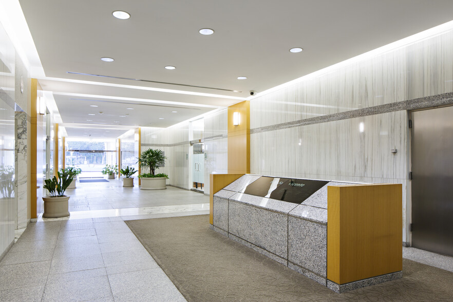 6310 San Vicente Blvd, Los Angeles, CA for lease - Lobby - Image 3 of 11