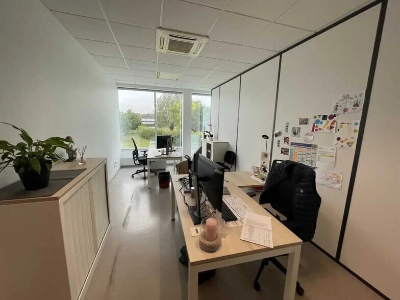 Office in Lacroix-Saint-Ouen for lease - Interior Photo - Image 3 of 10