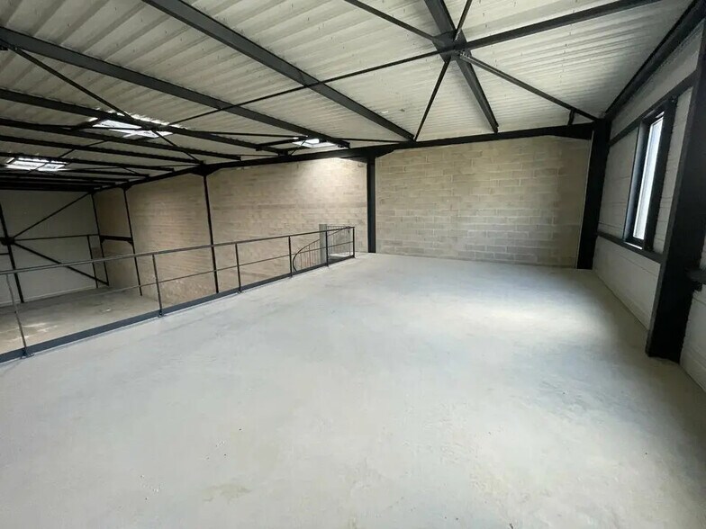 Flex in Persan for sale - Interior Photo - Image 2 of 4