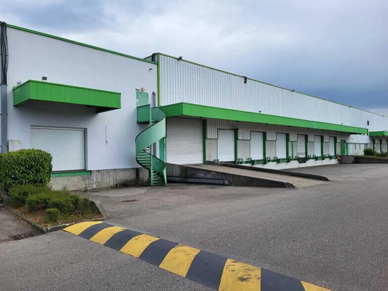 Office in Genas for lease - Building Photo - Image 3 of 7