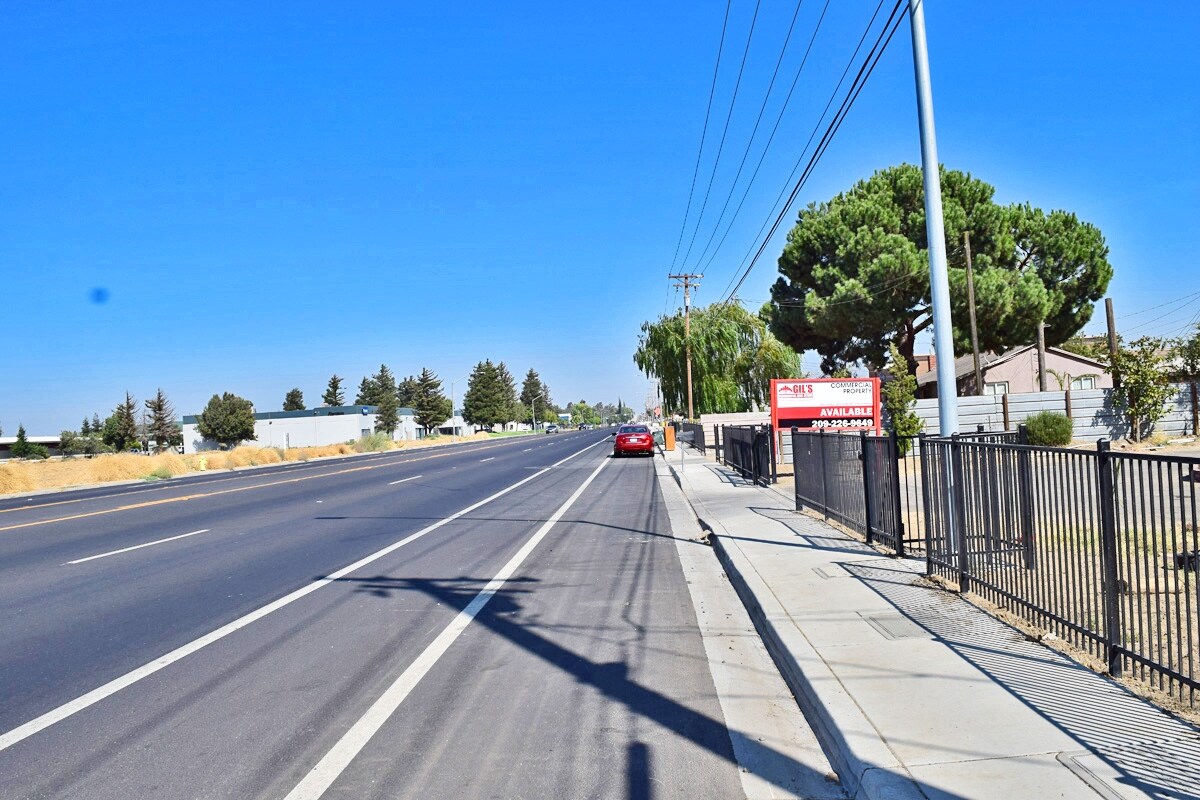 1356 E Whitmore Ave, Ceres, CA 95307