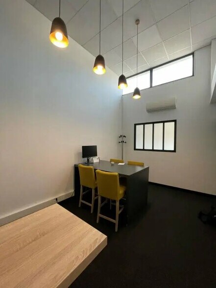 Office in Vannes for lease - Interior Photo - Image 2 of 3