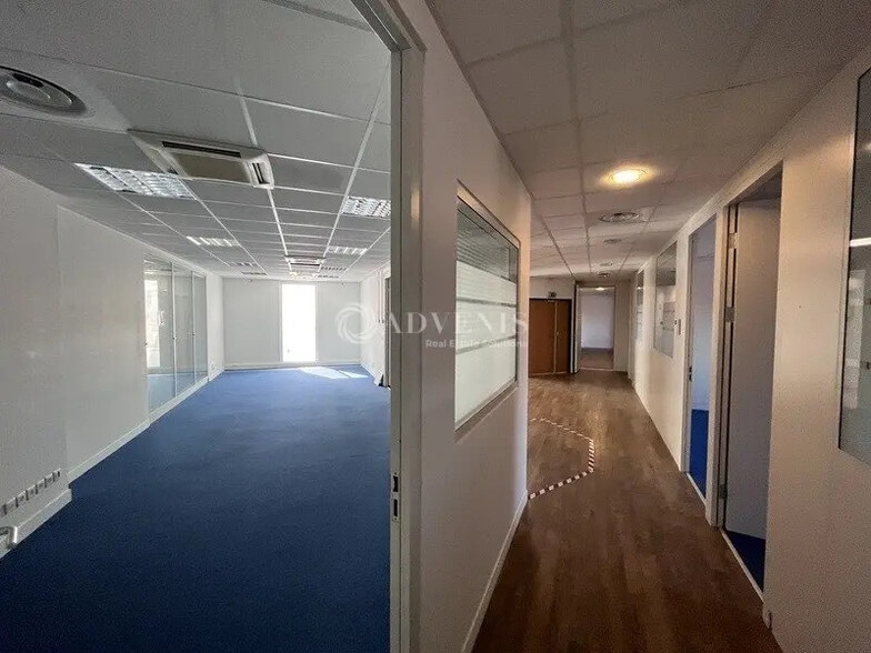 Office in Guyancourt for lease - Interior Photo - Image 3 of 7