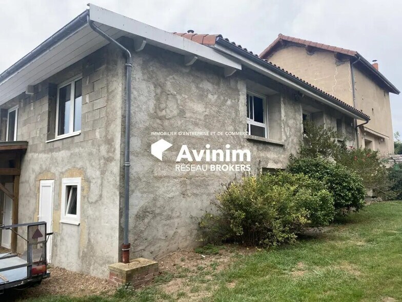 Flex in Neuville for sale - Building Photo - Image 2 of 9