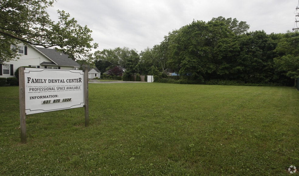 1195 Roanoke Ave, Riverhead, NY for sale - Primary Photo - Image 2 of 3