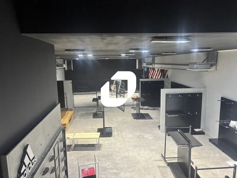 Retail in Bordeaux for lease - Interior Photo - Image 2 of 14