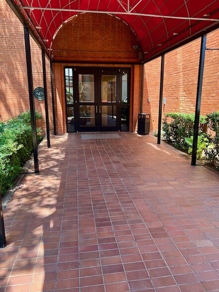 2211 N Lamar St, Dallas, TX for lease - Building Photo - Image 2 of 7