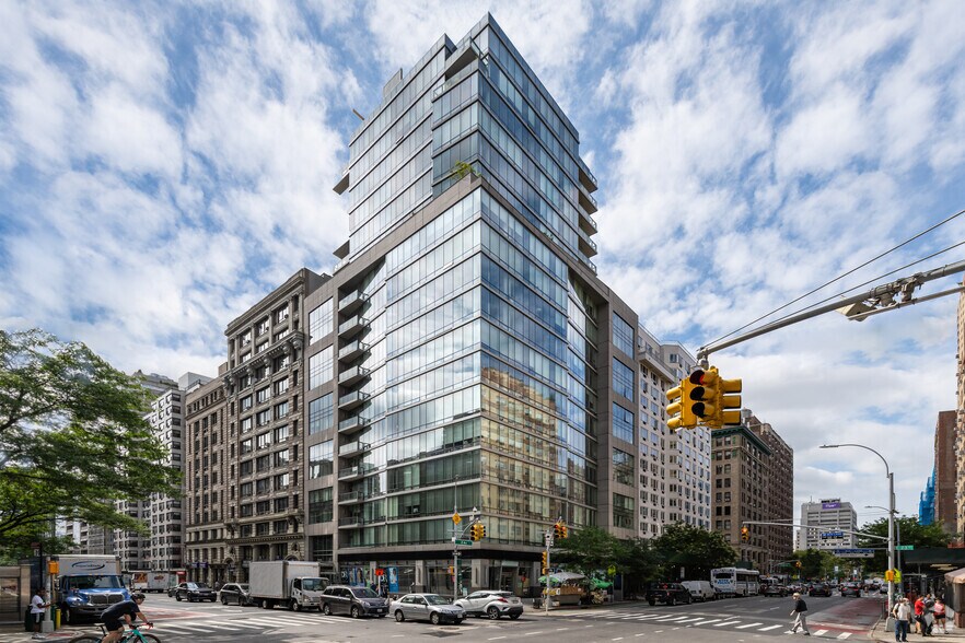 300 E 23rd St, New York, NY for lease - Building Photo - Image 2 of 10