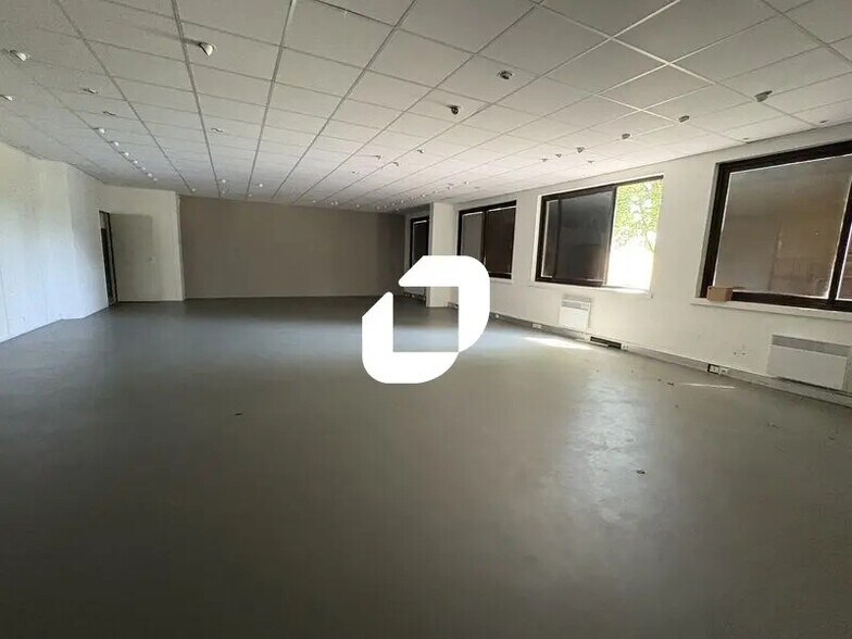 Flex in Toussus-le-Noble for lease - Interior Photo - Image 2 of 8