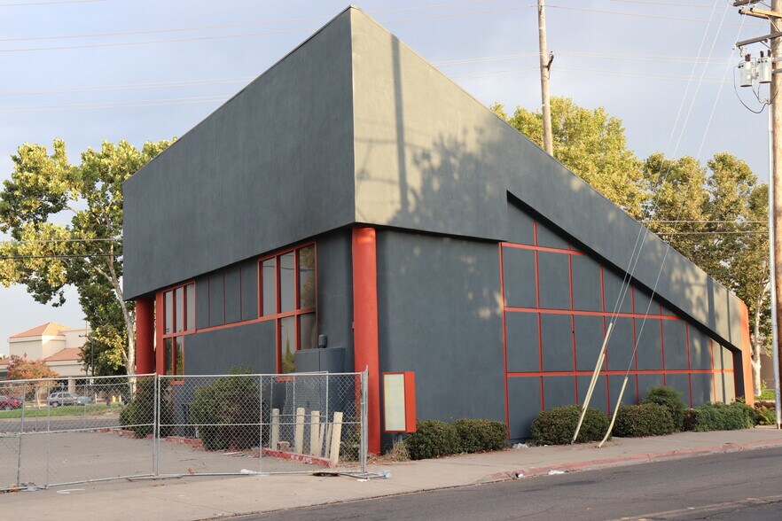 400 Paradise Rd, Modesto, CA for sale - Primary Photo - Image 1 of 1