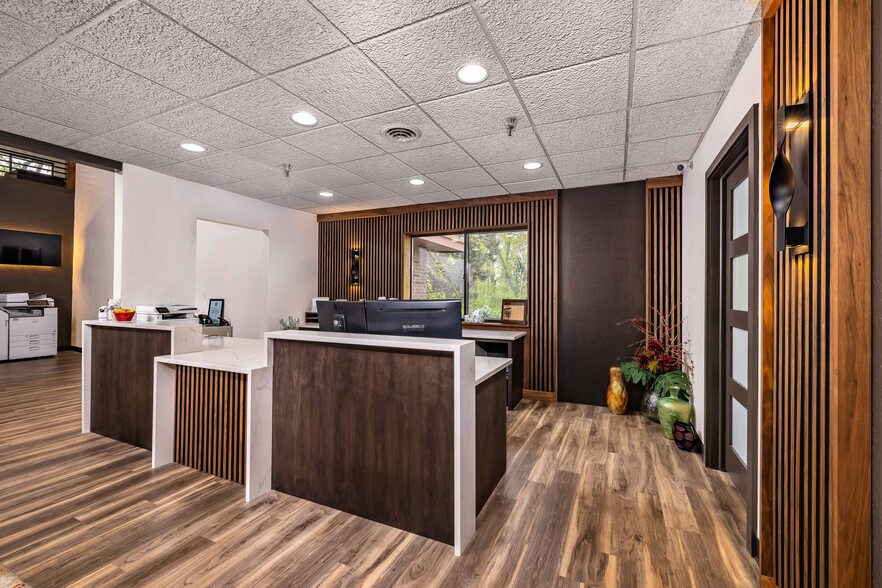 3745 S Fremont Ave, Springfield, MO for sale - Interior Photo - Image 2 of 18