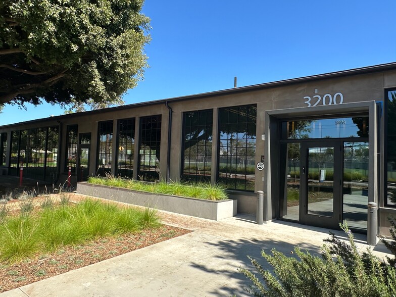 3200 Airport Ave, Santa Monica, CA for lease - Building Photo - Image 1 of 53