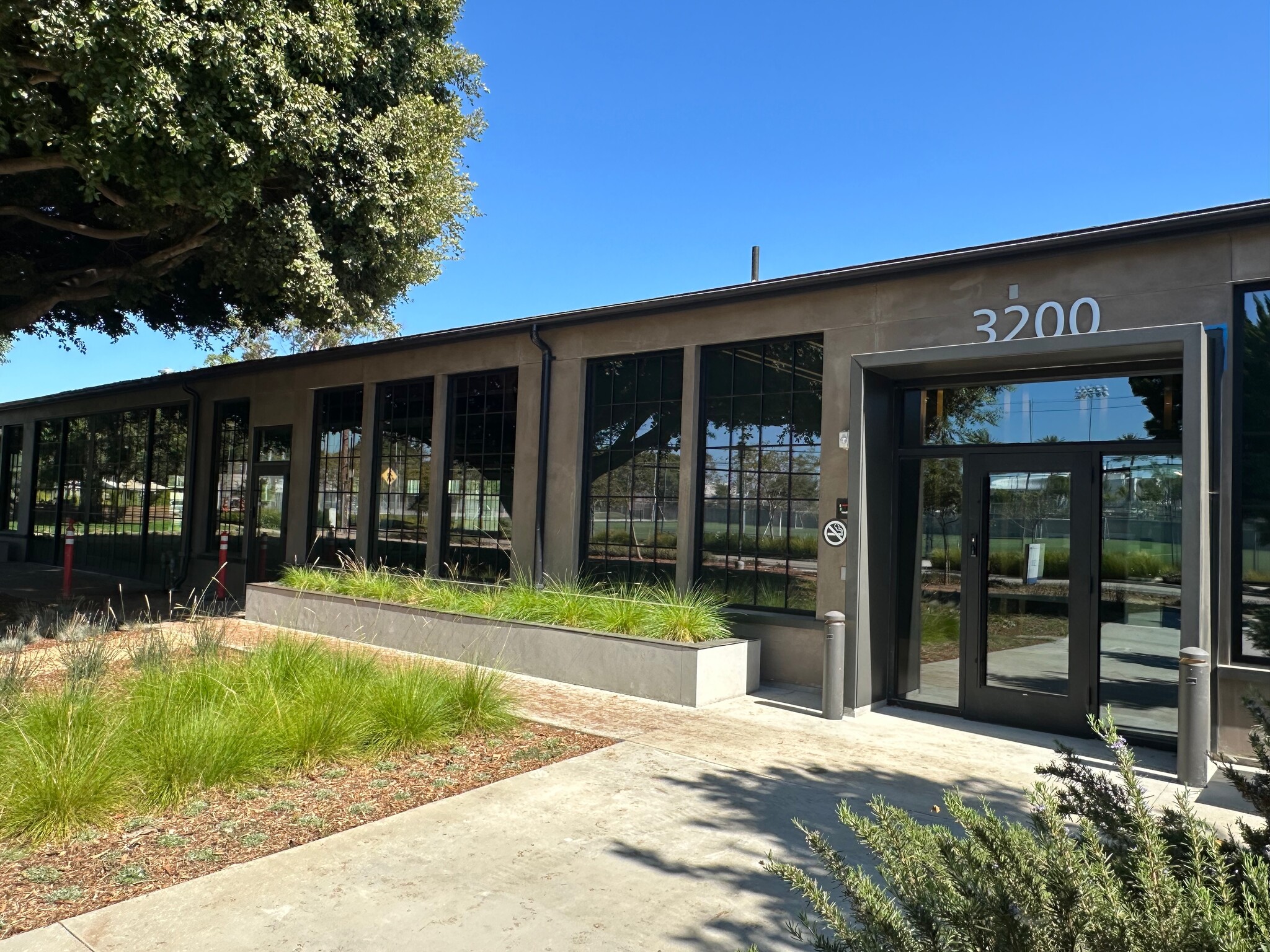 3200 Airport Ave, Santa Monica, CA for lease Building Photo- Image 1 of 54