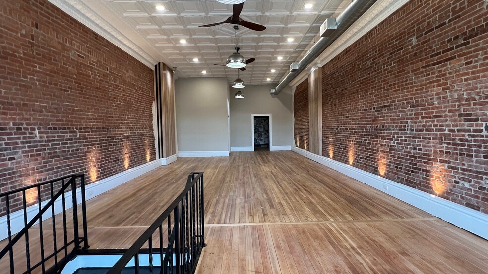 114 N Market St, Ligonier Township, PA for lease - Building Photo - Image 2 of 11