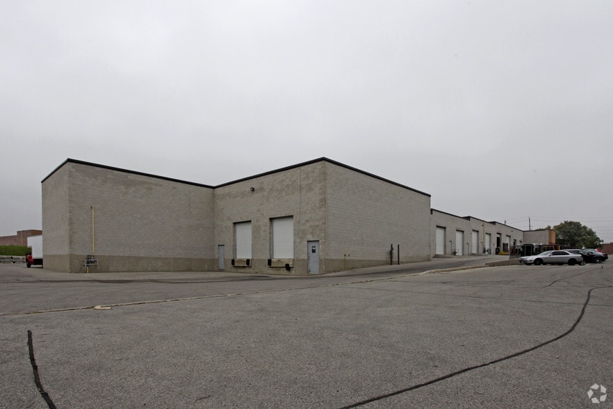 1208 Gorham St, Newmarket, ON for sale - Building Photo - Image 3 of 7