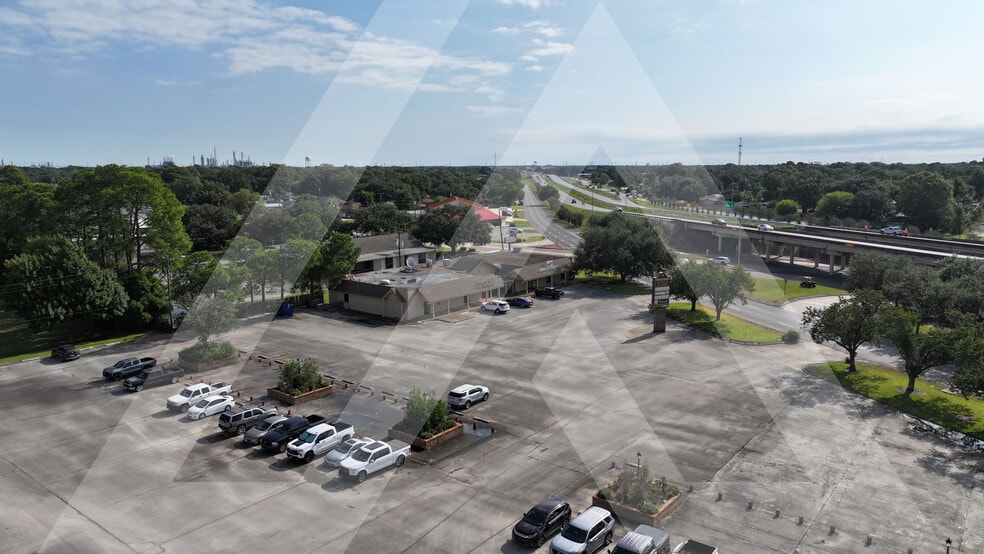 5601 E Parkway St, Groves, TX for sale - Building Photo - Image 3 of 9