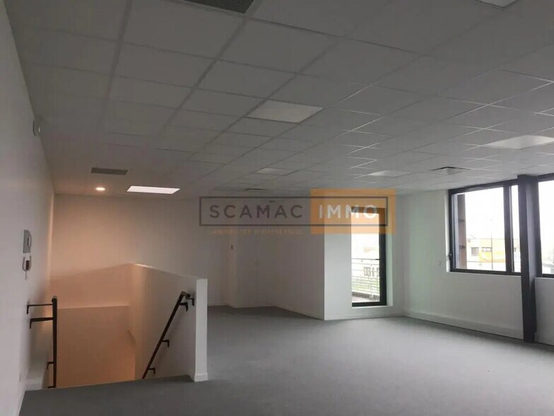 Flex in Gennevilliers for sale - Building Photo - Image 3 of 5
