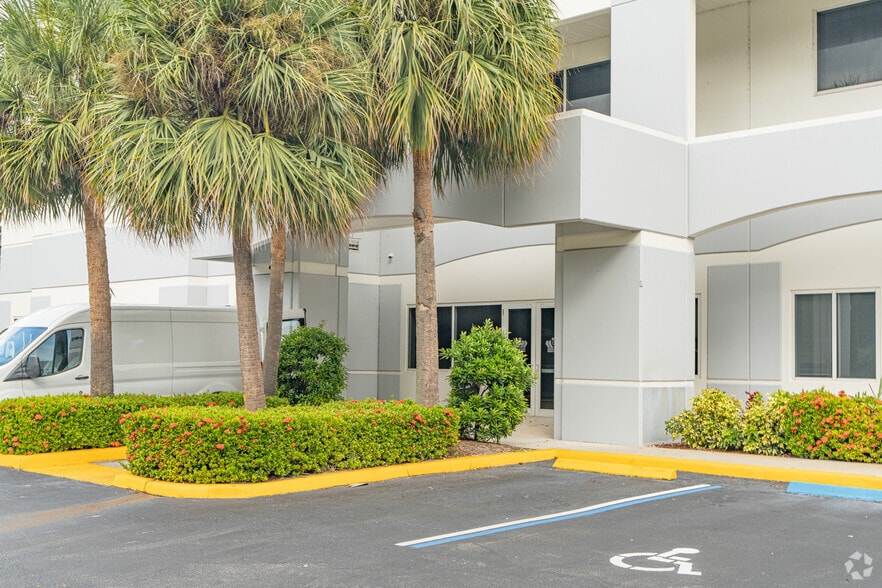 1095 Broken Sound Pky, Boca Raton, FL for lease - Building Photo - Image 3 of 3