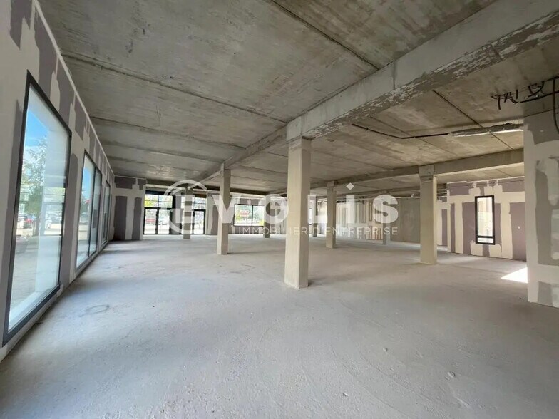 Retail in Amiens for lease - Building Photo - Image 2 of 7