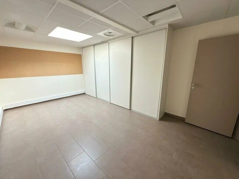 Flex in Baillet-en-France for lease - Interior Photo - Image 3 of 11