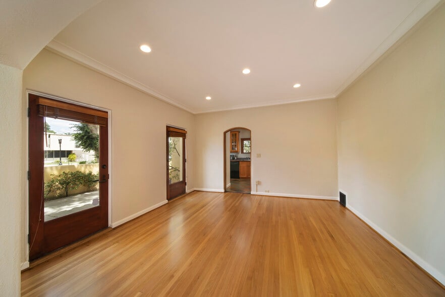 2003 N Broadway, Santa Ana, CA for lease - Building Photo - Image 1 of 21