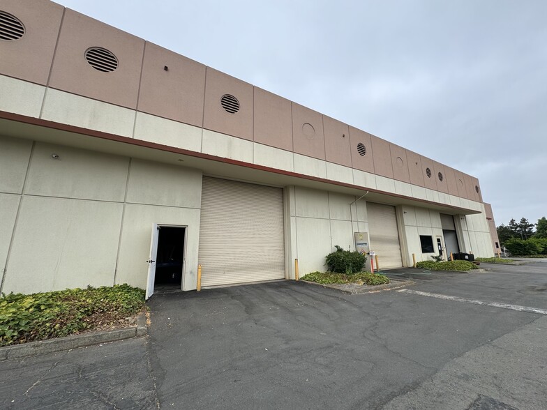 715 Southpoint Blvd, Petaluma, CA for lease - Building Photo - Image 2 of 7