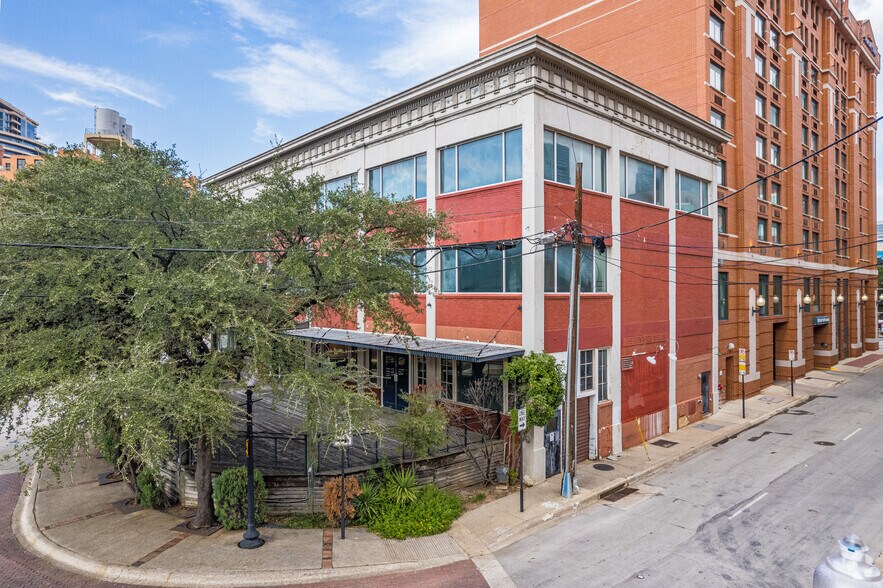 1802 N Market St, Dallas, TX for lease - Building Photo - Image 3 of 8