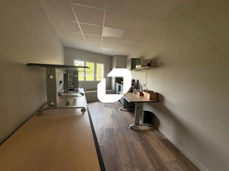 Flex in Mantes-la-Ville for lease - Interior Photo - Image 3 of 10