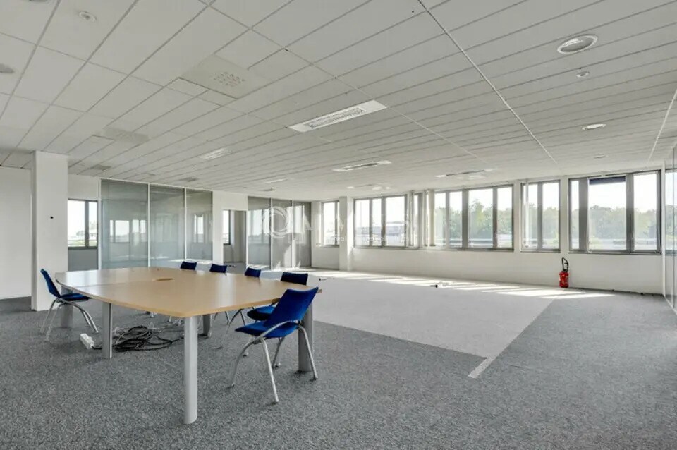 Office in Roissy-en-France for lease Interior Photo- Image 1 of 9