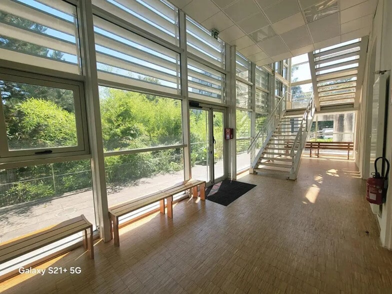 Office in Nogent-sur-Oise for lease - Lobby - Image 3 of 7