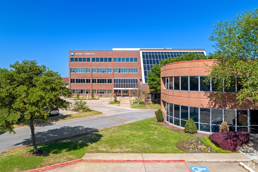 8713 Airport Fwy, North Richland Hills, TX for lease - Building Photo - Image 2 of 19