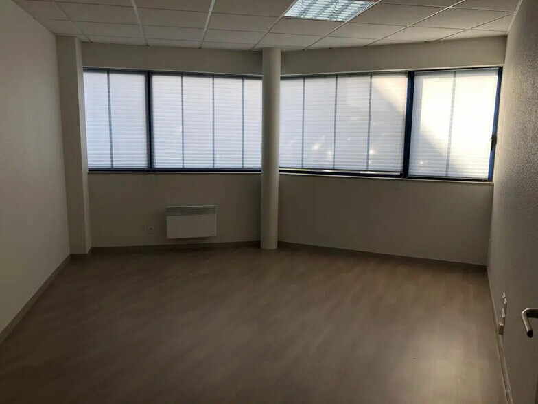 Office in Pacé for lease - Building Photo - Image 2 of 5
