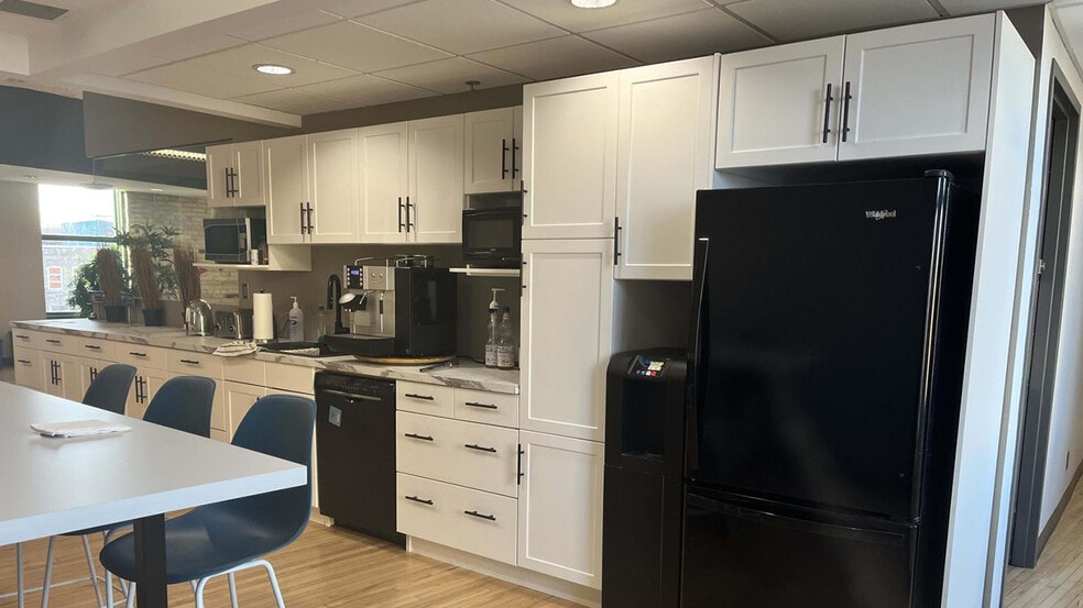 211 Bannatyne Av, Winnipeg, MB for lease - Building Photo - Image 3 of 12