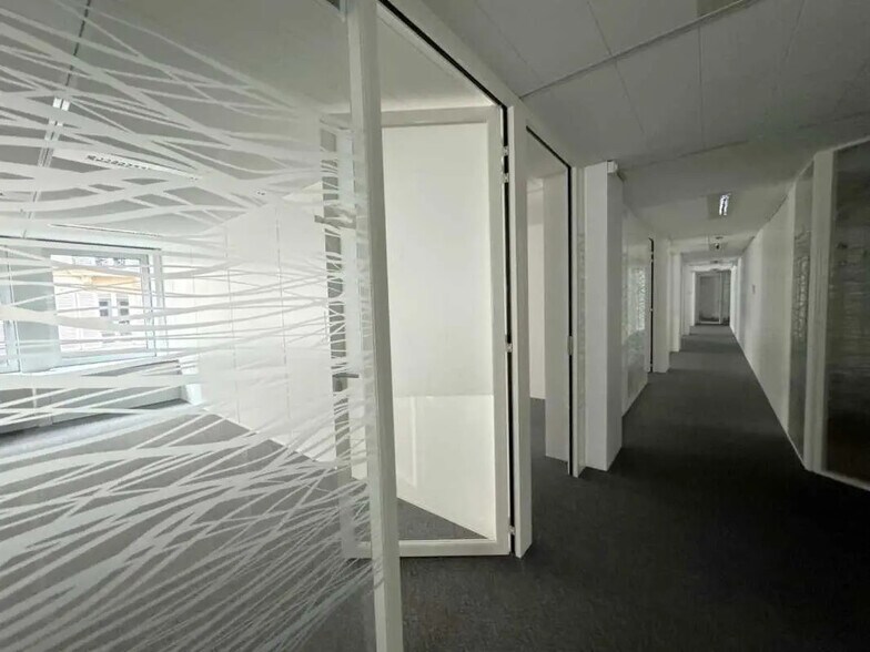 Office in Paris for lease - Building Photo - Image 2 of 12