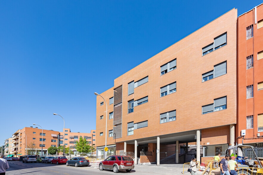 Calle de Joaquín Turina, Madrid, Madrid for sale - Building Photo - Image 2 of 4