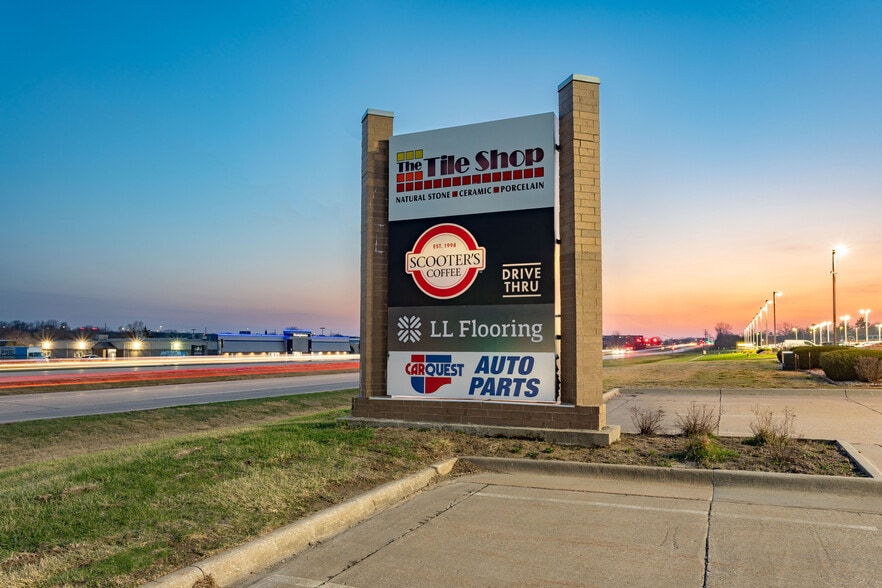 10121-10151 Hickman Rd, Urbandale, IA for lease - Building Photo - Image 2 of 3