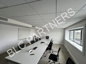 Office in Paris for lease Interior Photo- Image 2 of 9