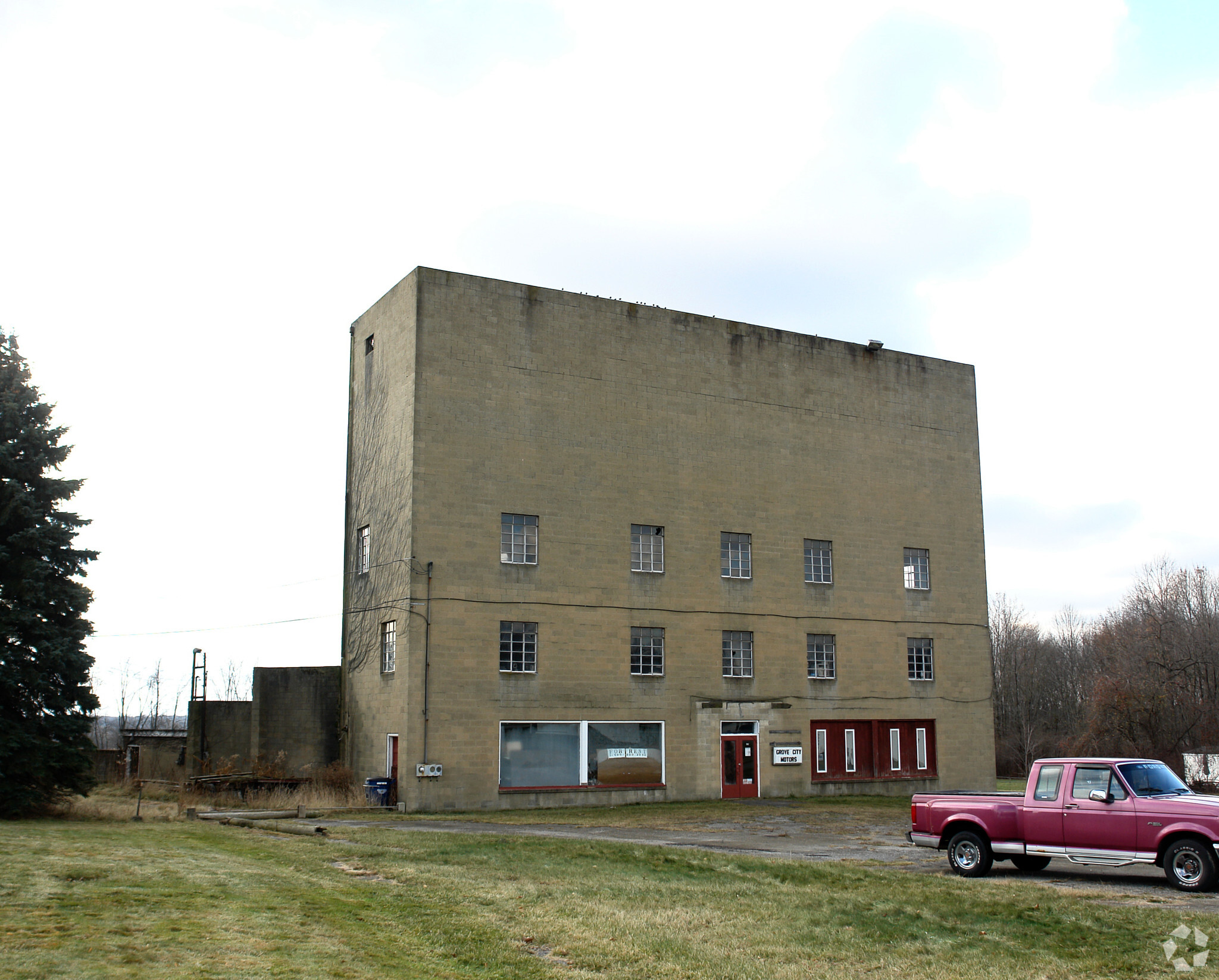 611 E Main St, Grove City, PA for sale Primary Photo- Image 1 of 1