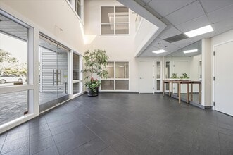 370-390 Bridge Pky, Redwood City, CA for lease Lobby- Image 2 of 23