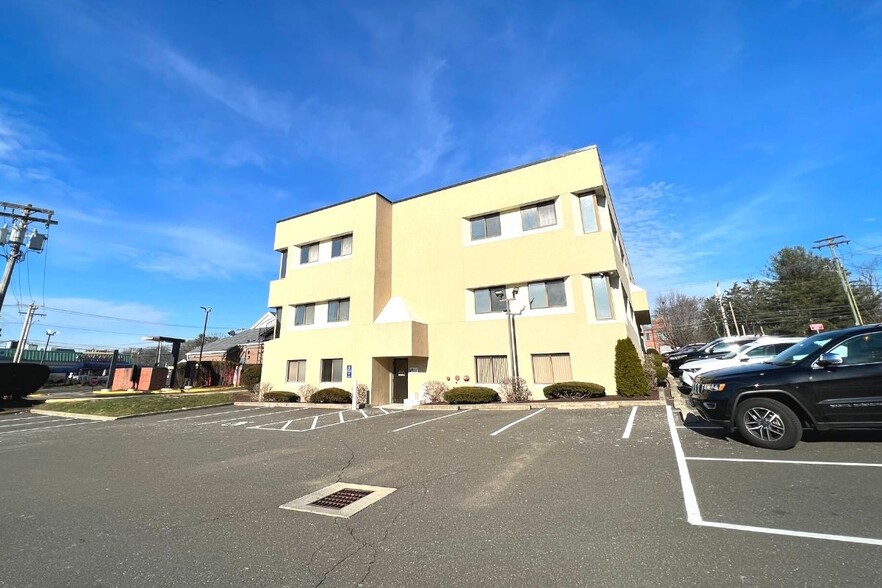 1817 Black Rock Tpke, Fairfield, CT for lease - Building Photo - Image 3 of 8