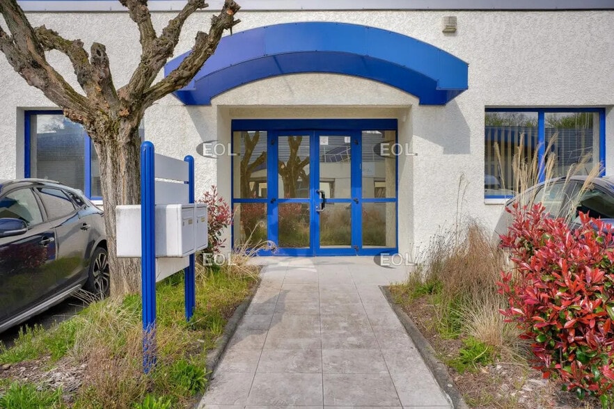 Flex in Saint-Genis-Laval for lease - Building Photo - Image 2 of 7