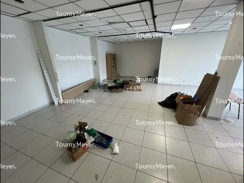 Retail in Billère for lease - Interior Photo - Image 2 of 8