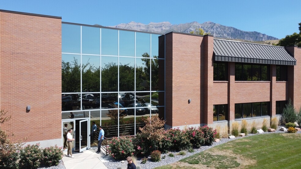500-560 E Timpanogos Cir, Orem, UT for lease - Building Photo - Image 2 of 25