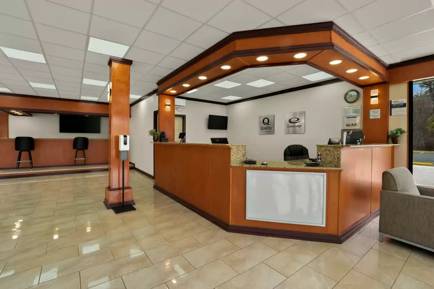 Quality Inn & Econo Lodge portfolio of 2 properties for sale on LoopNet.com - Lobby - Image 2 of 10
