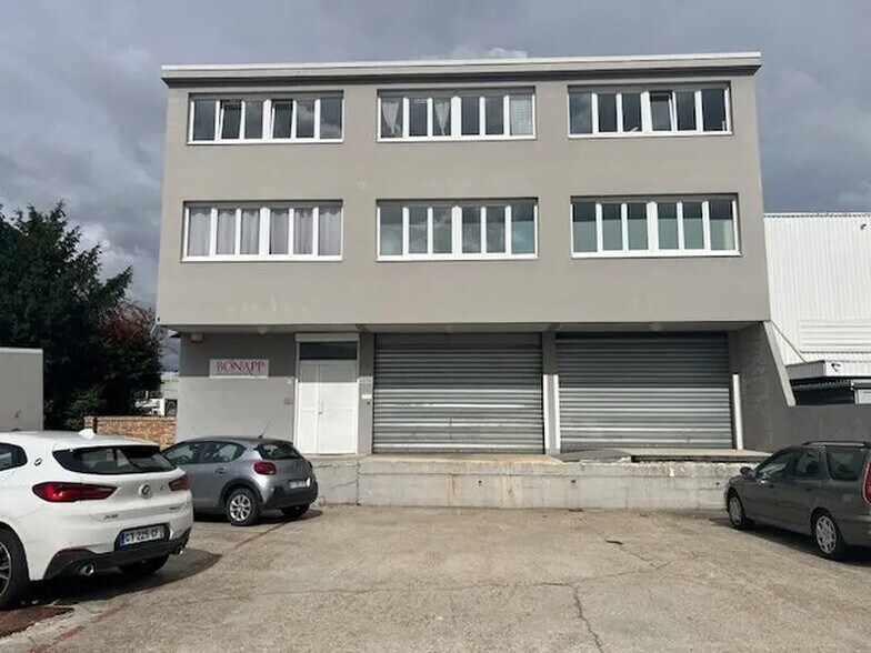 8 Rue Du Moulin À Cailloux, Orly for sale - Building Photo - Image 1 of 24