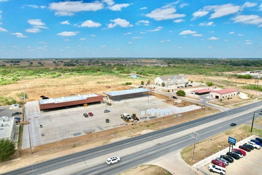 901 Palmer Ln, Pleasanton, TX for lease - Building Photo - Image 2 of 4