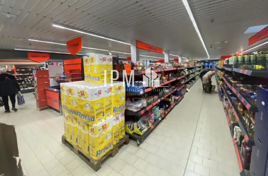 Retail in Saint-Martin-de-Crau for lease Building Photo- Image 1 of 7