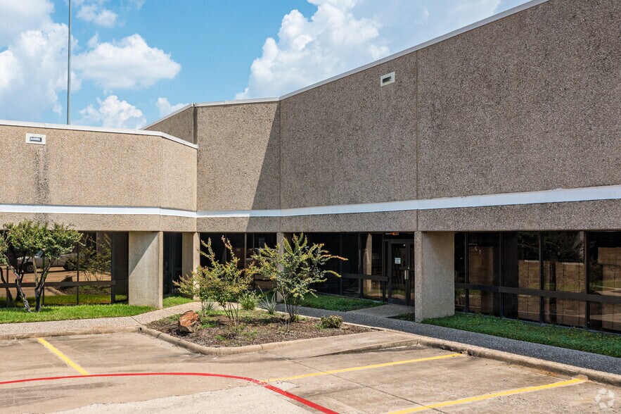 1408 W Main St, Carrollton, TX for lease - Building Photo - Image 3 of 7