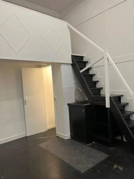 18 Rue De Tourtille, Paris for lease - Interior Photo - Image 3 of 6