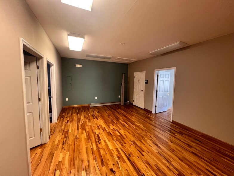 4135 Old Town Rd, Huntingtown, MD for lease - Interior Photo - Image 2 of 8